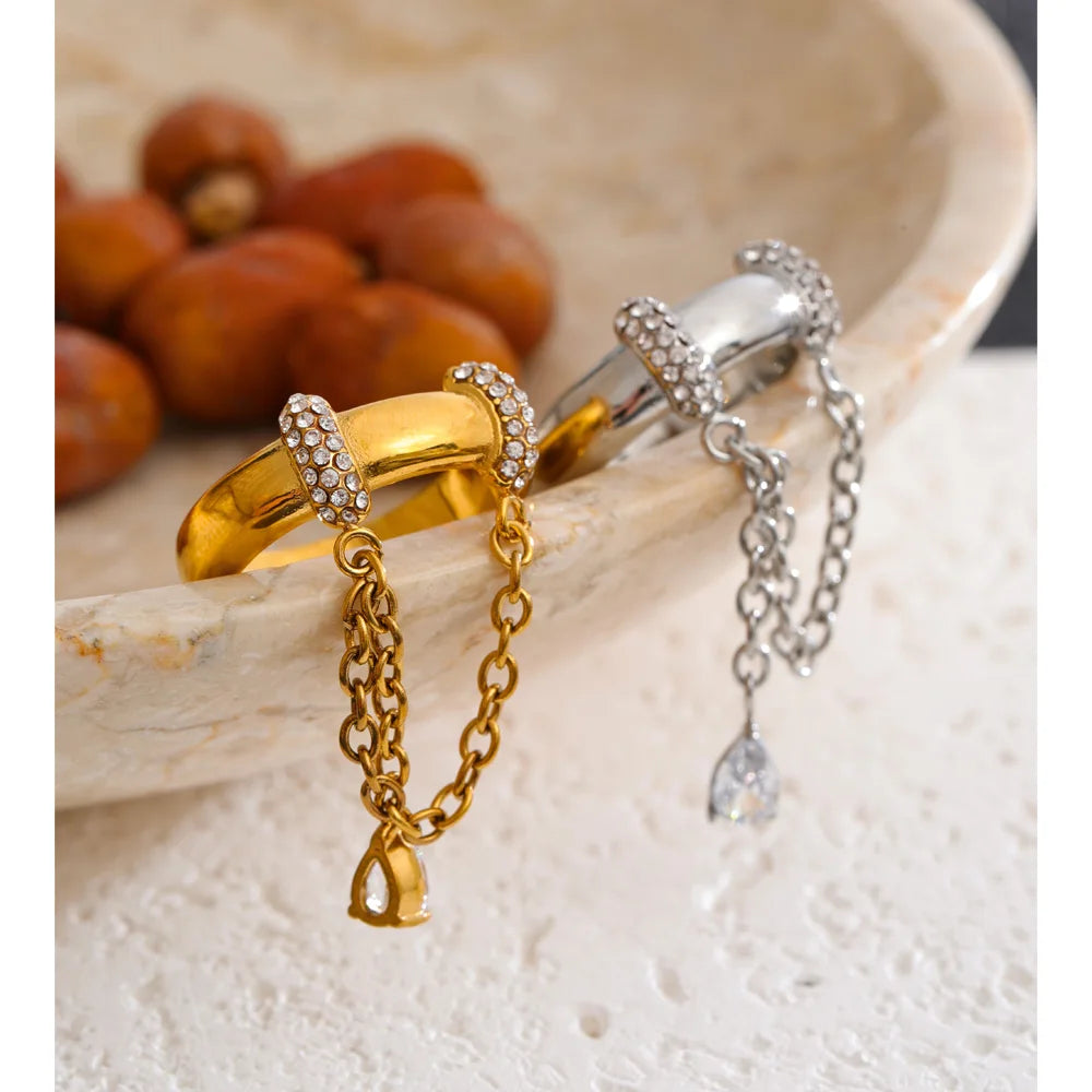 Cubic zirconia geometric chain ring in 18K gold-plated stainless steel with cubic zirconia.