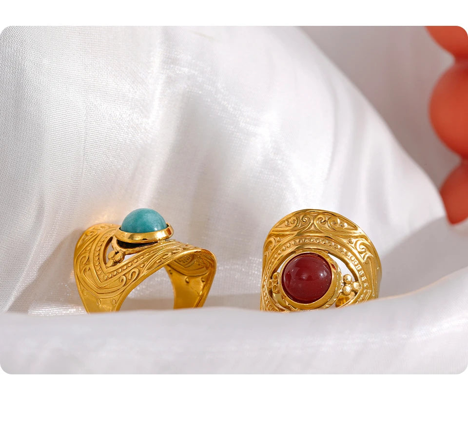 Red natural stone vintage ring in gold-plated stainless steel with natural stone.