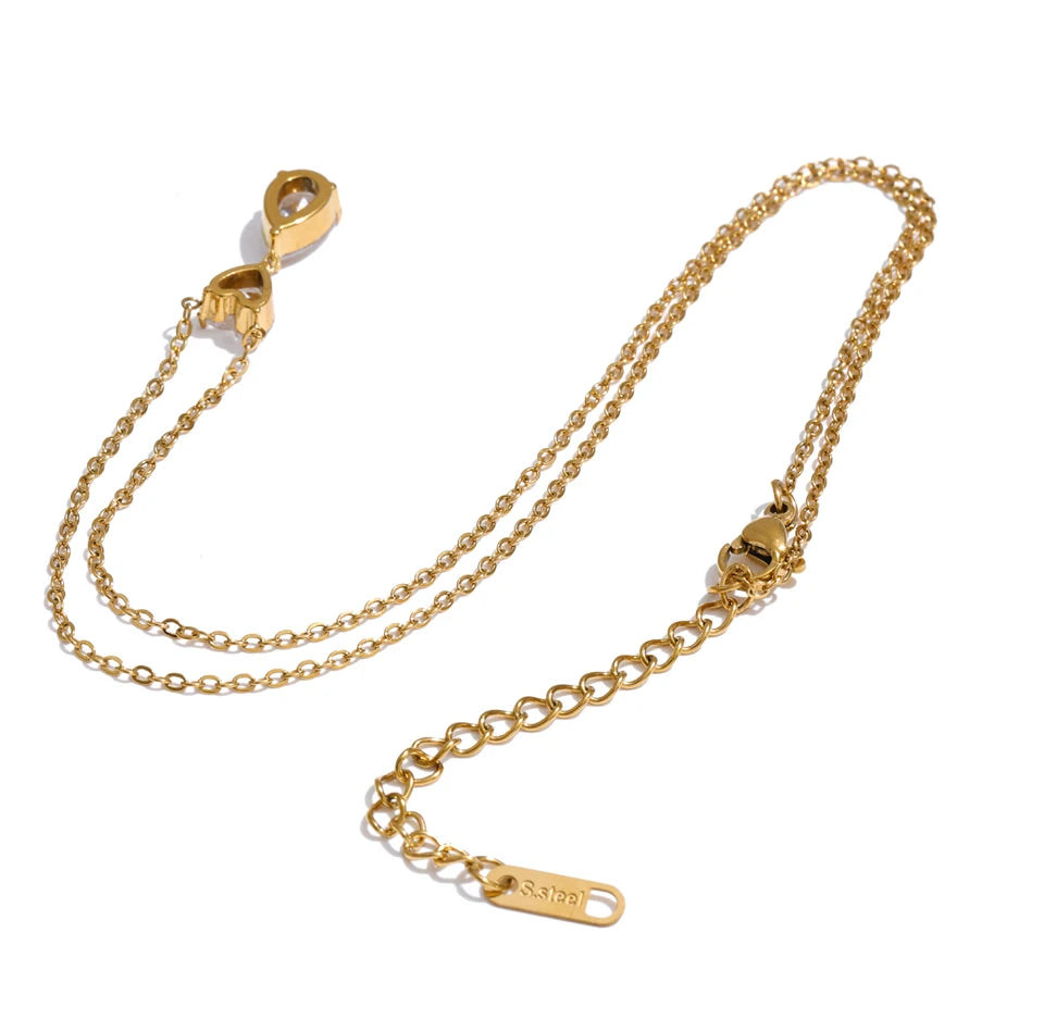 Cubic zirconia heart necklace in gold-plated stainless steel with cubic zirconia.