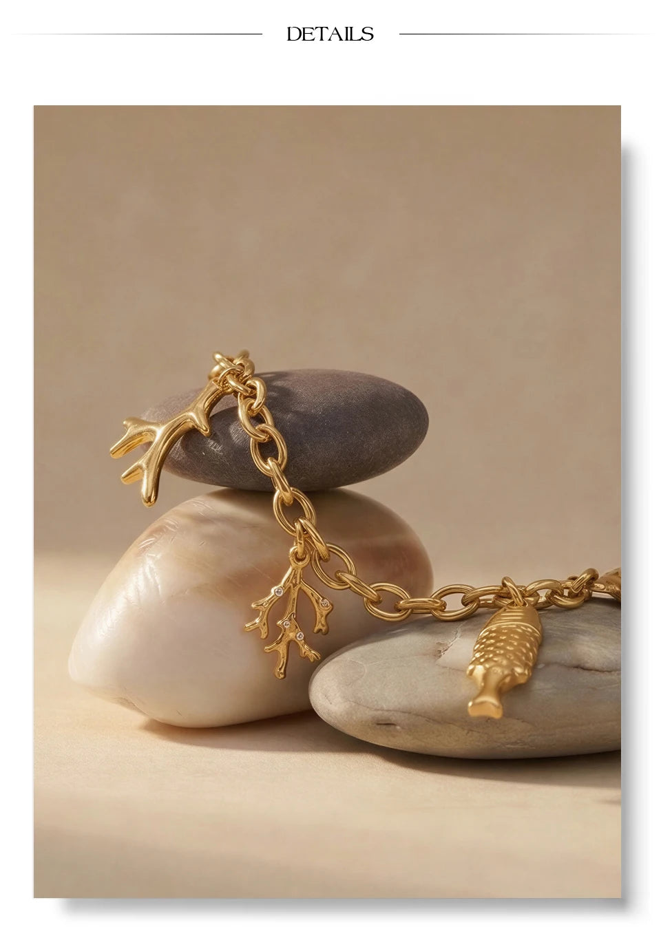 Shell geometric chain necklace in gold-plated stainless steel with shell.