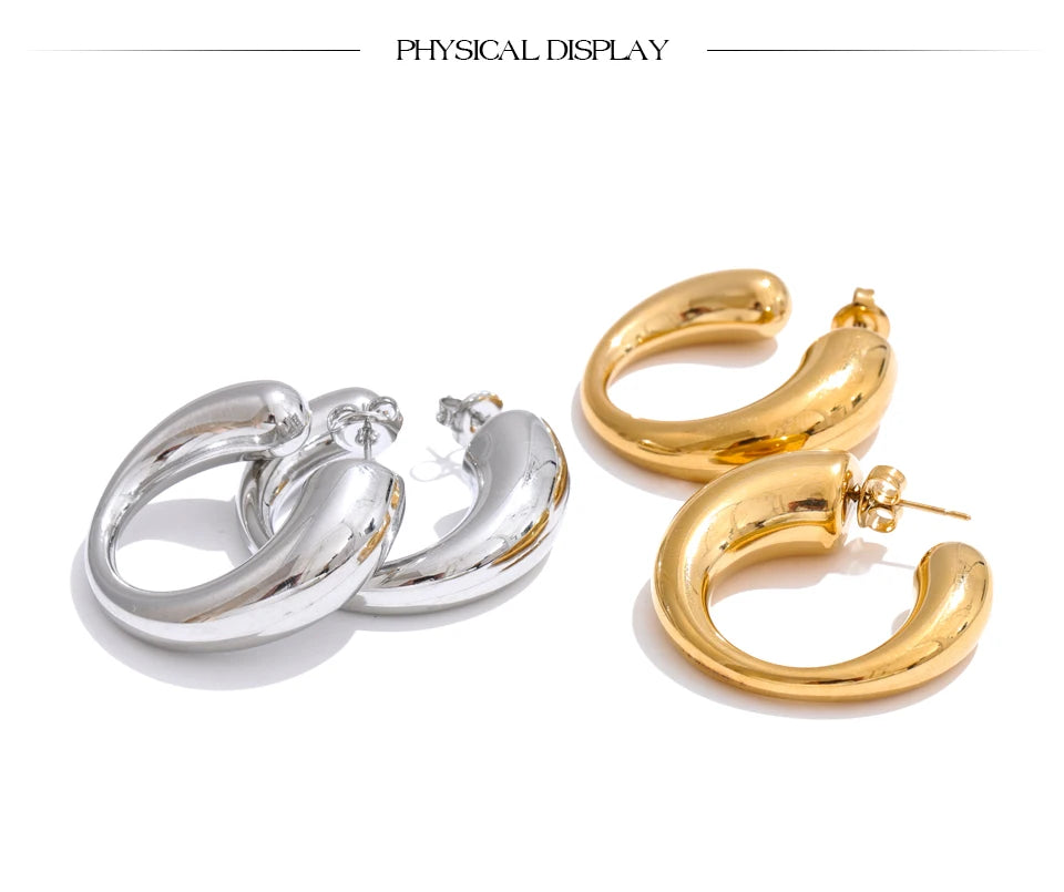 Minimalist geometric earrings in gold-plated stainless steel.