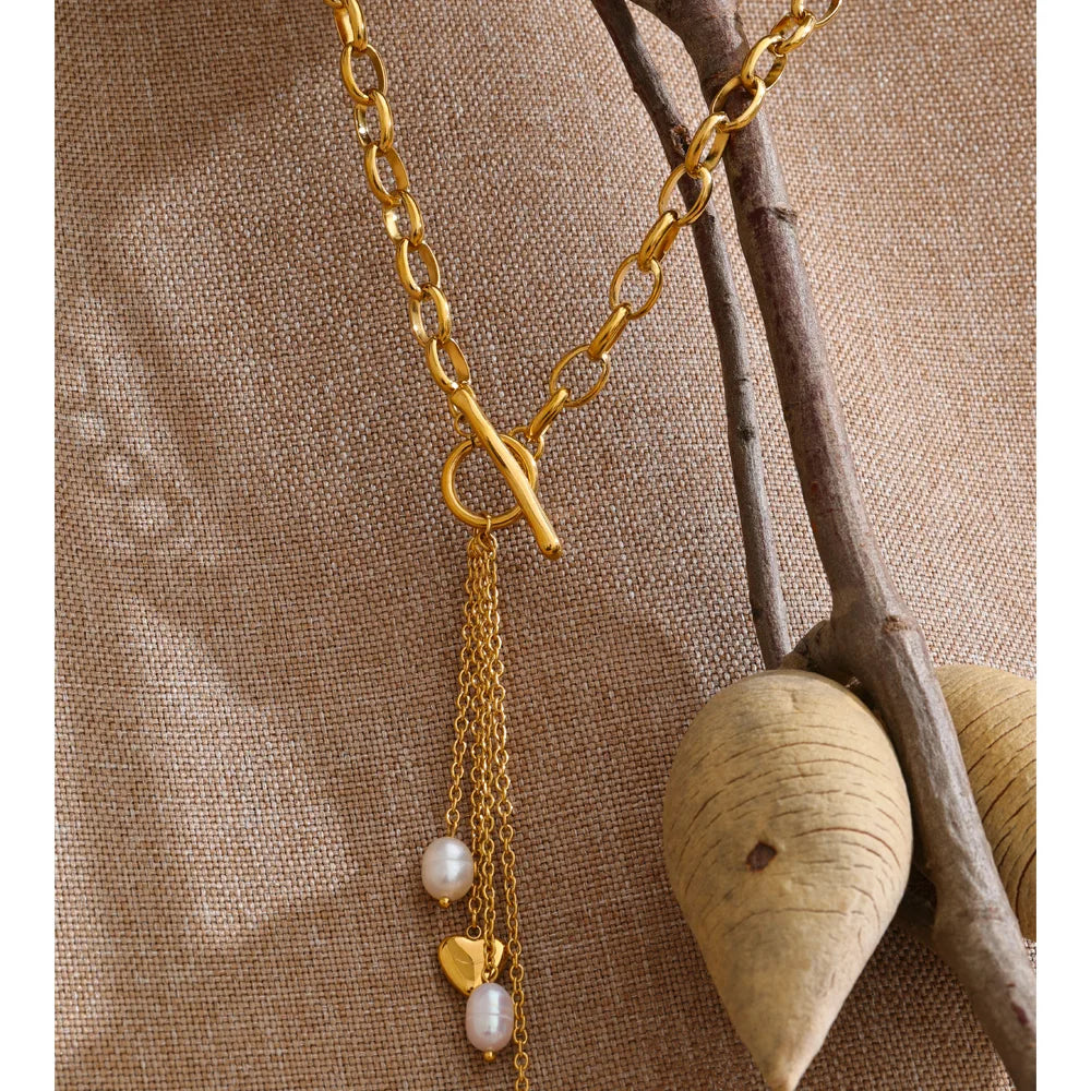Freshwater pearl heart chain necklace in gold-plated stainless steel with freshwater pearl.