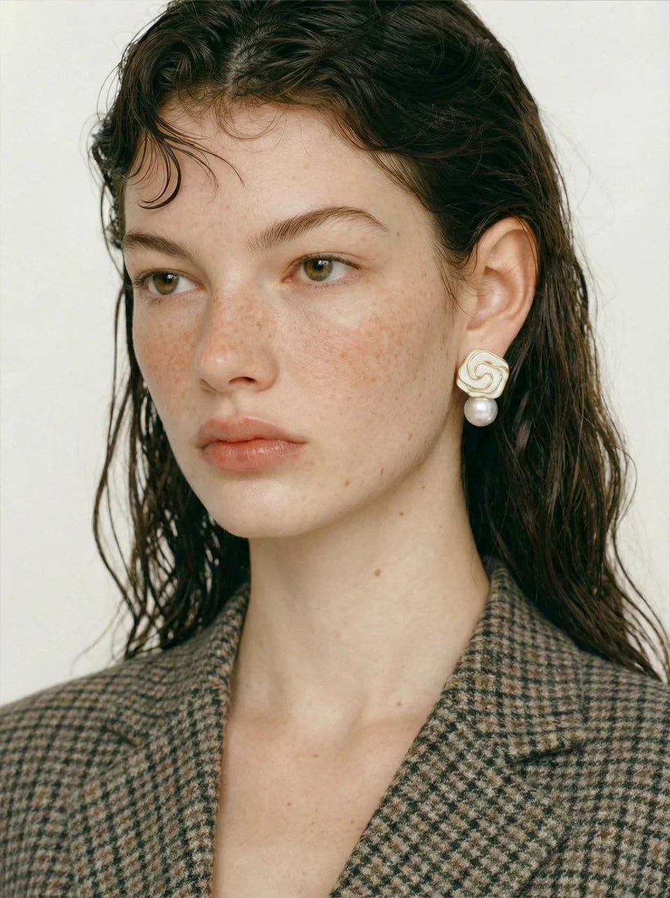 White pearl enamel earrings in gold-plated stainless steel with pearl and enamel.