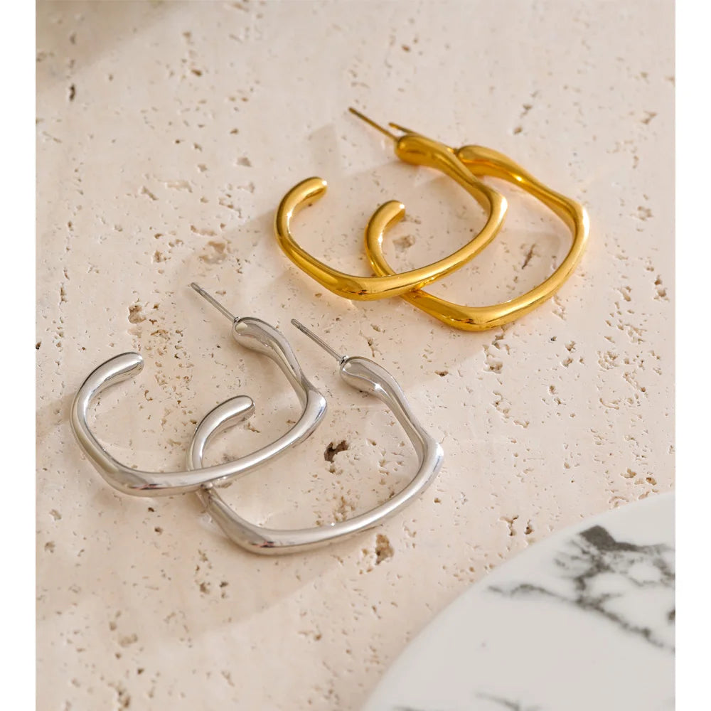 Minimalist geometric earrings in gold-plated stainless steel.