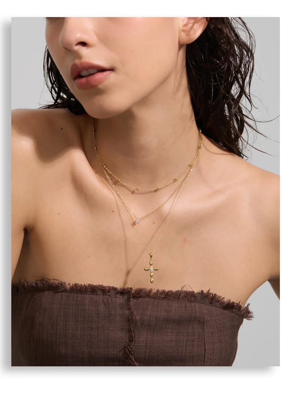 Cubic zirconia cross chain necklace in gold-plated stainless steel with cubic zirconia.