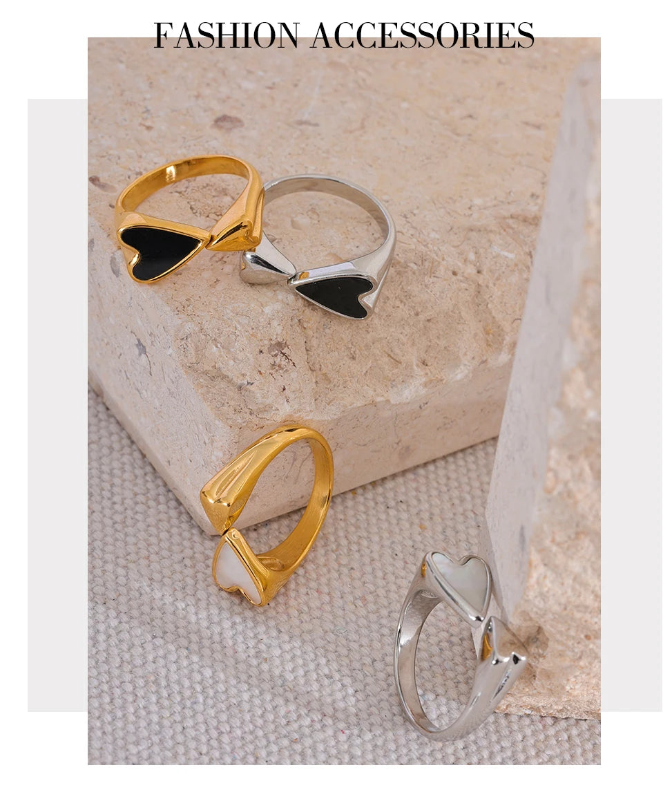 Shell acrylic heart ring in 18K gold-plated stainless steel with shell and acrylic.