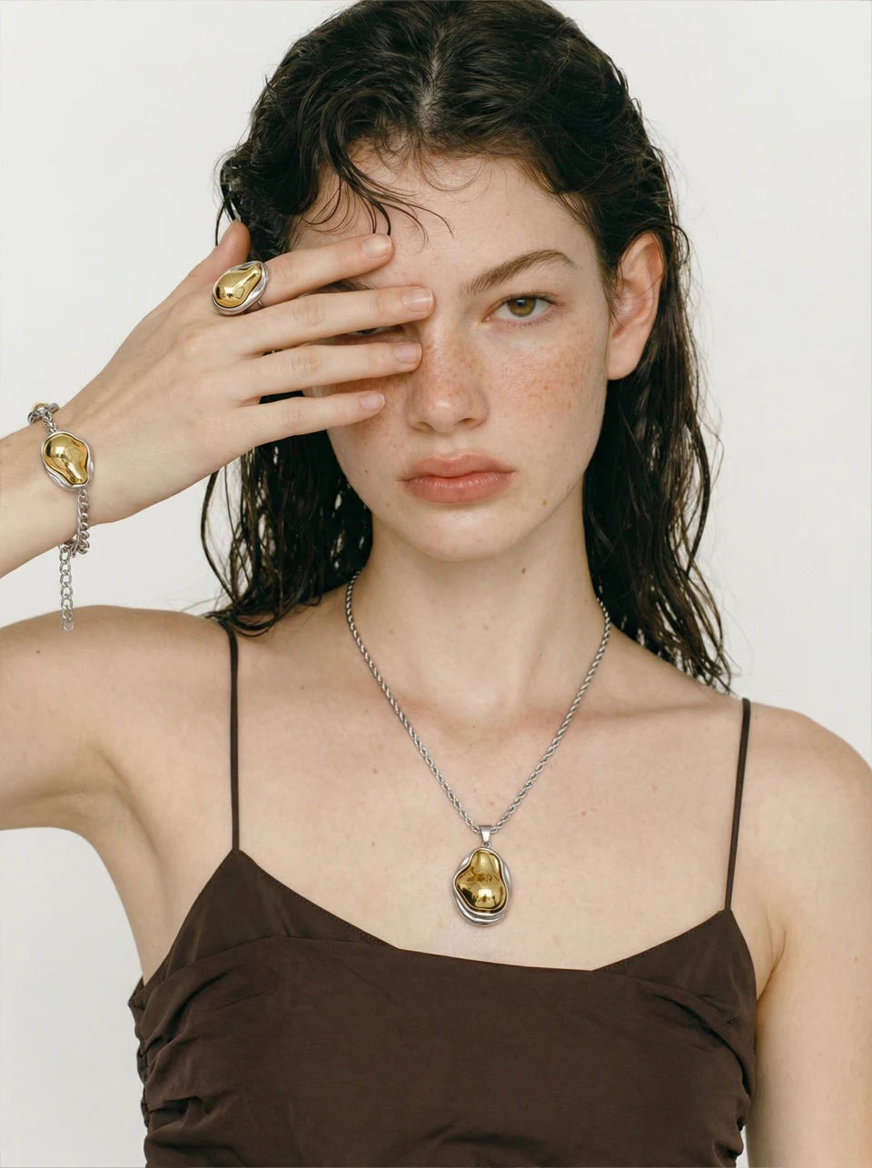Pearl beaded geometric necklace in gold-plated stainless steel with pearl.