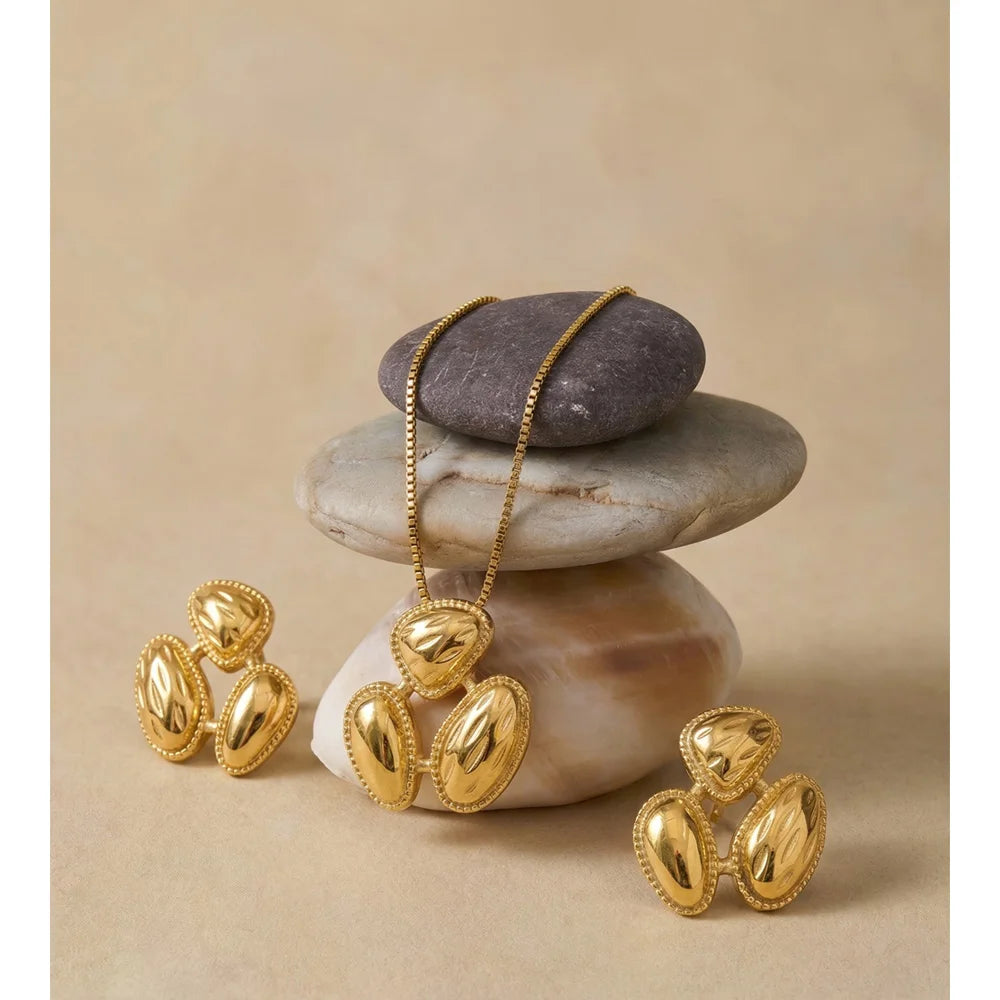 Geometric earrings in gold-plated stainless steel.