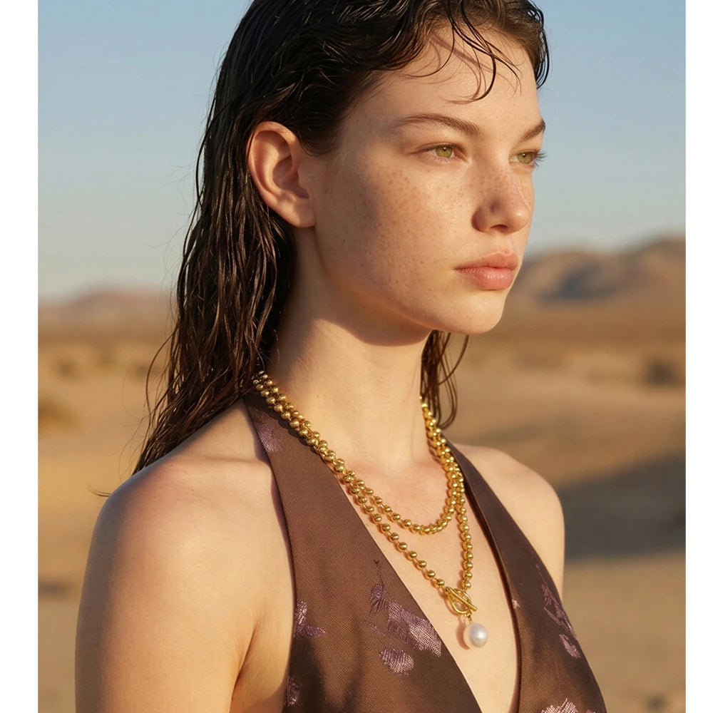 Pearl beaded geometric necklace in gold-plated stainless steel with pearl.