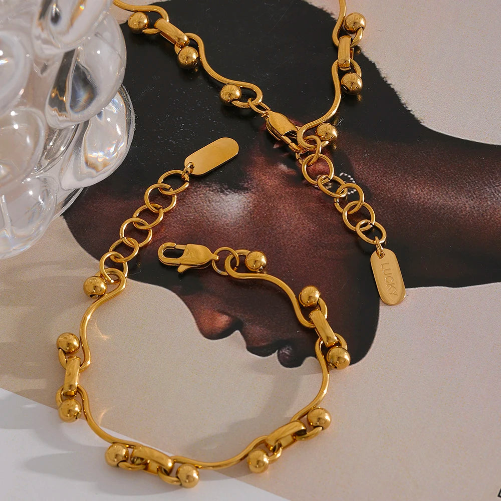 Geometric chain necklace in 18K gold-plated stainless steel.