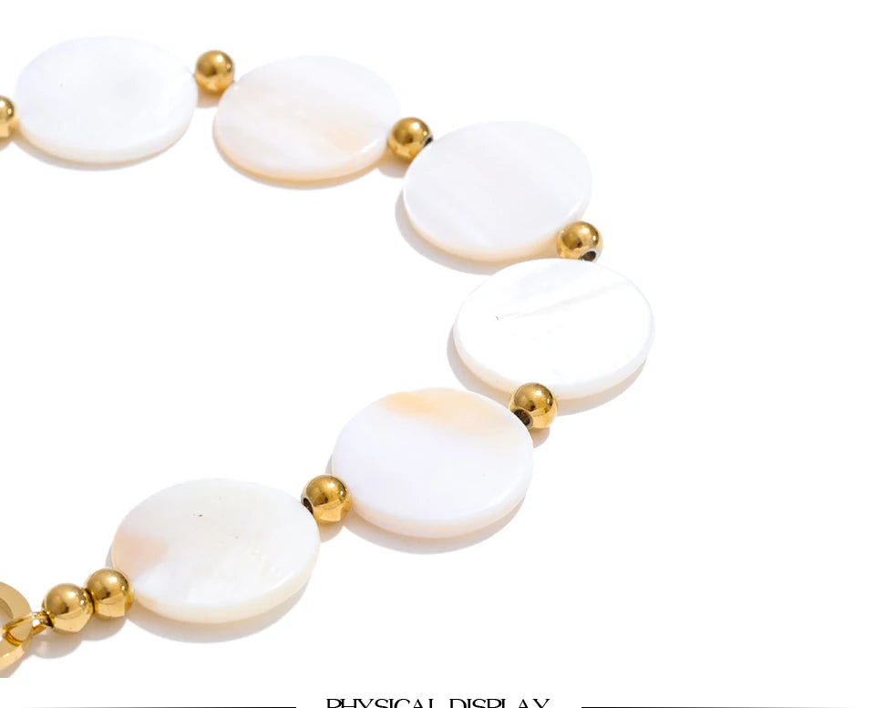 Shell geometric chain necklace in gold-plated stainless steel with shell.