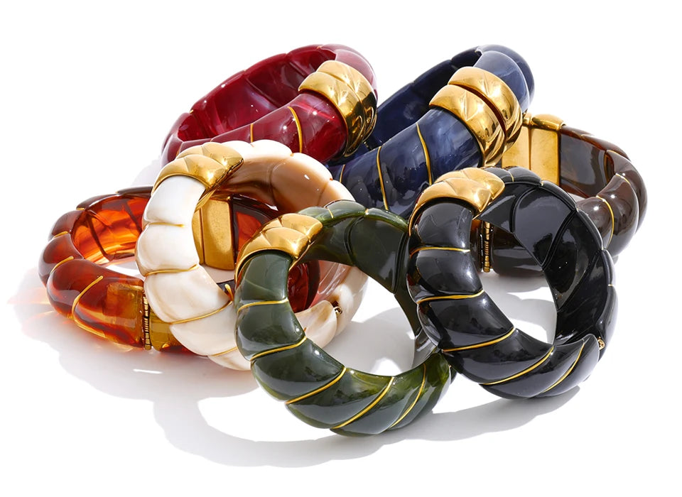 Resin acrylic multi-color bracelet in gold-plated stainless steel with resin and acrylic.