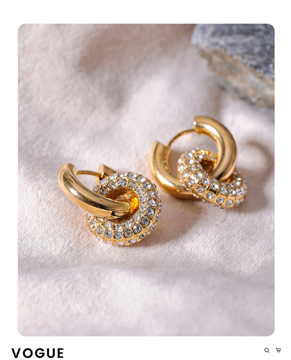 Cubic zirconia geometric earrings in 18K gold-plated stainless steel with cubic zirconia.