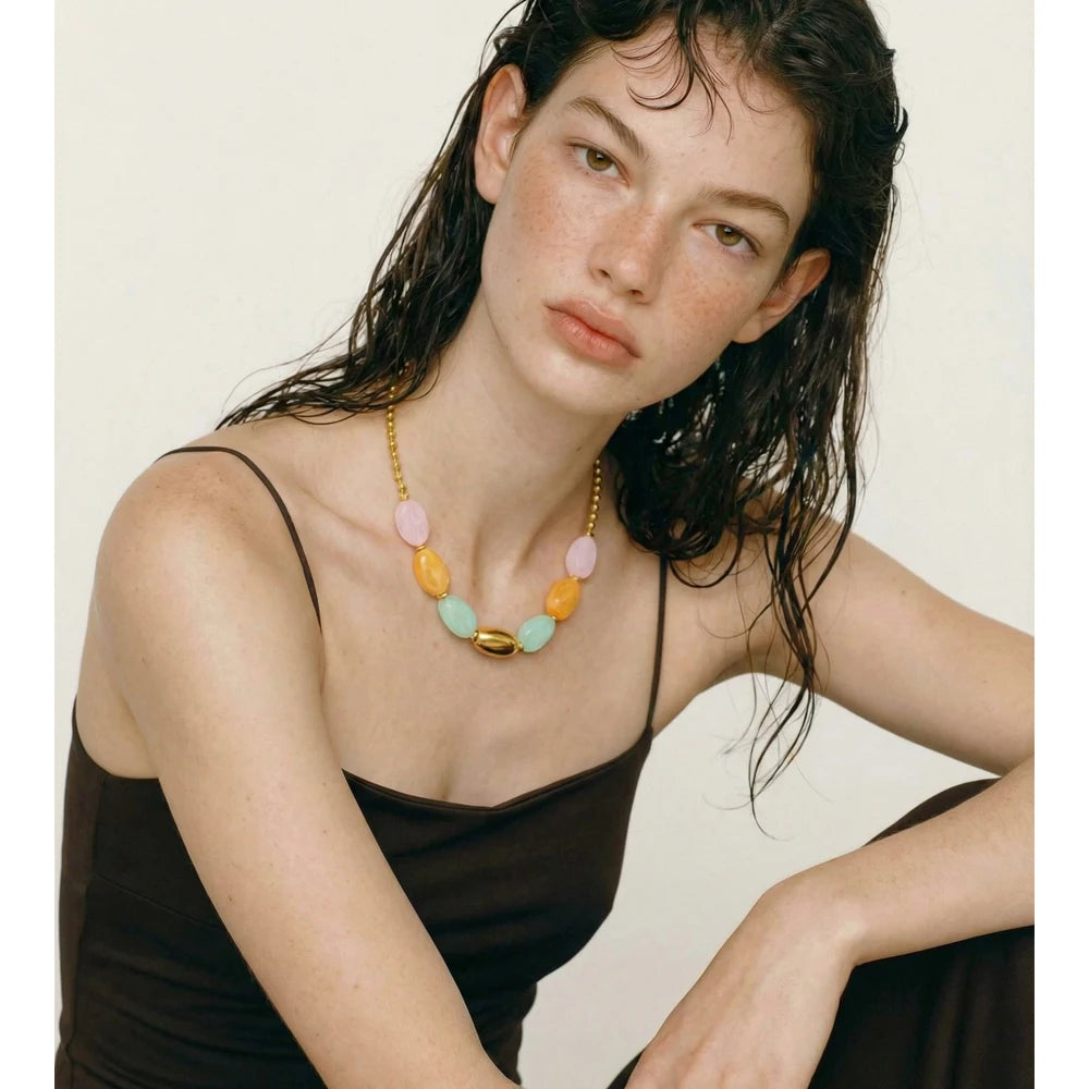 Resin natural stone geometric necklace in gold-plated stainless steel with natural stone and resin.
