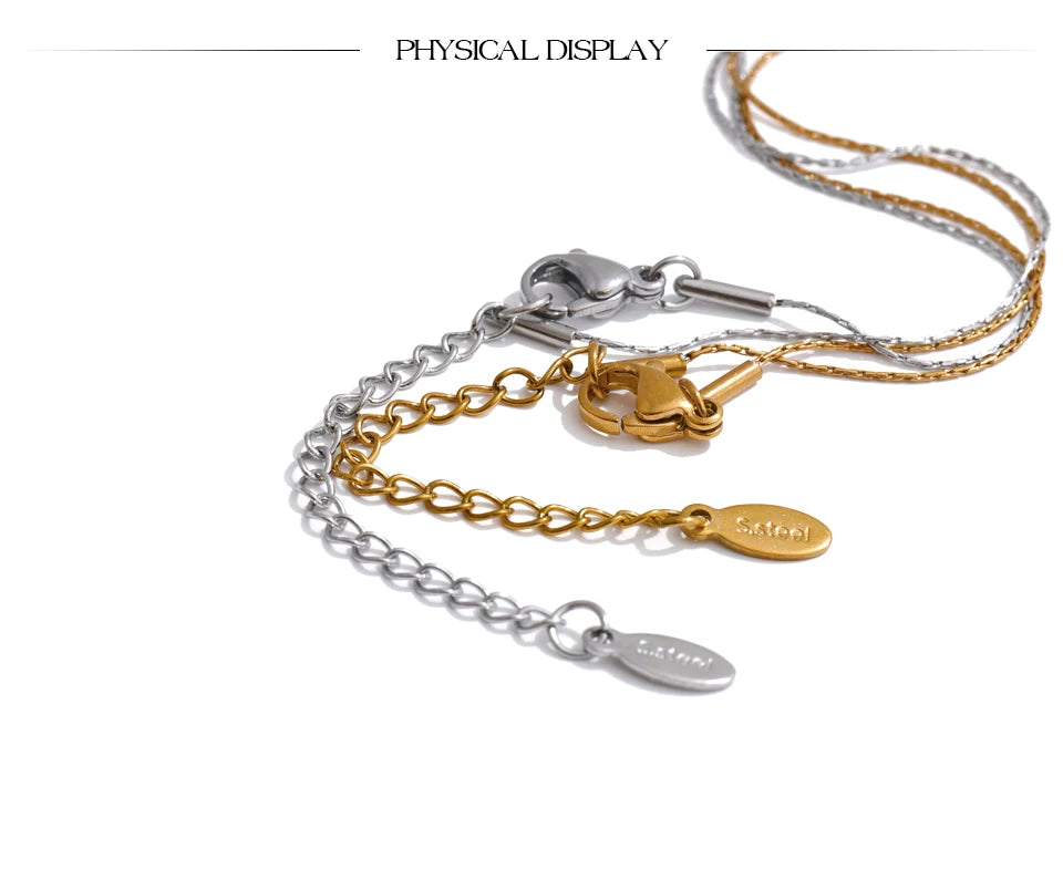 Freshwater pearl geometric necklace in gold-plated stainless steel with freshwater pearl.