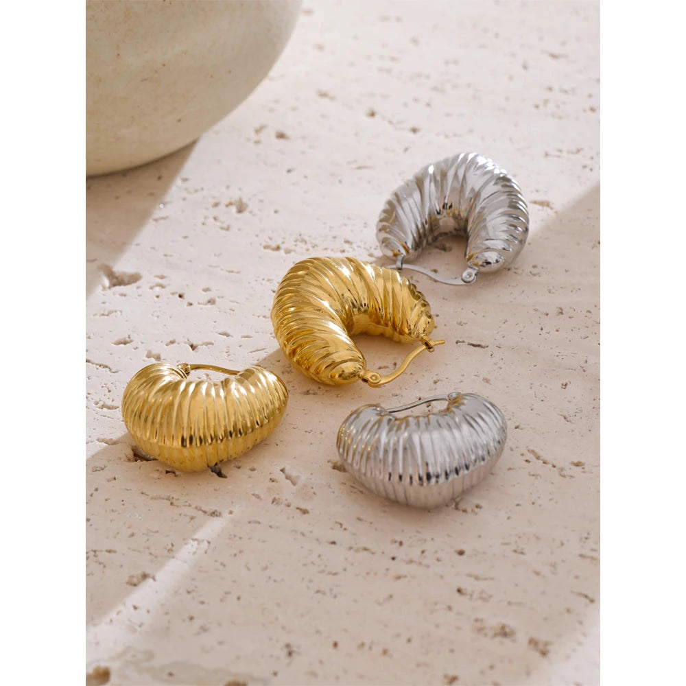 Geometric earrings in gold-plated stainless steel.