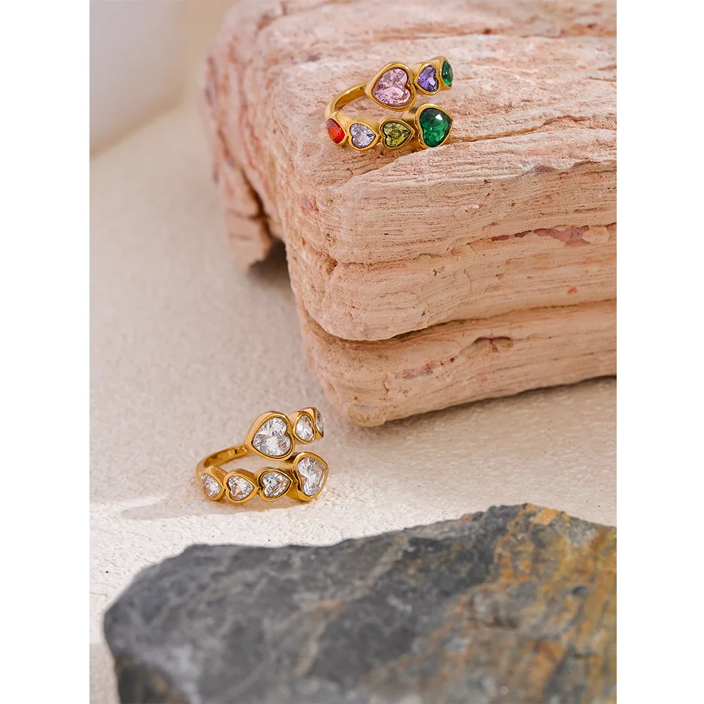 Cubic zirconia heart ring in 18K gold-plated stainless steel with cubic zirconia.