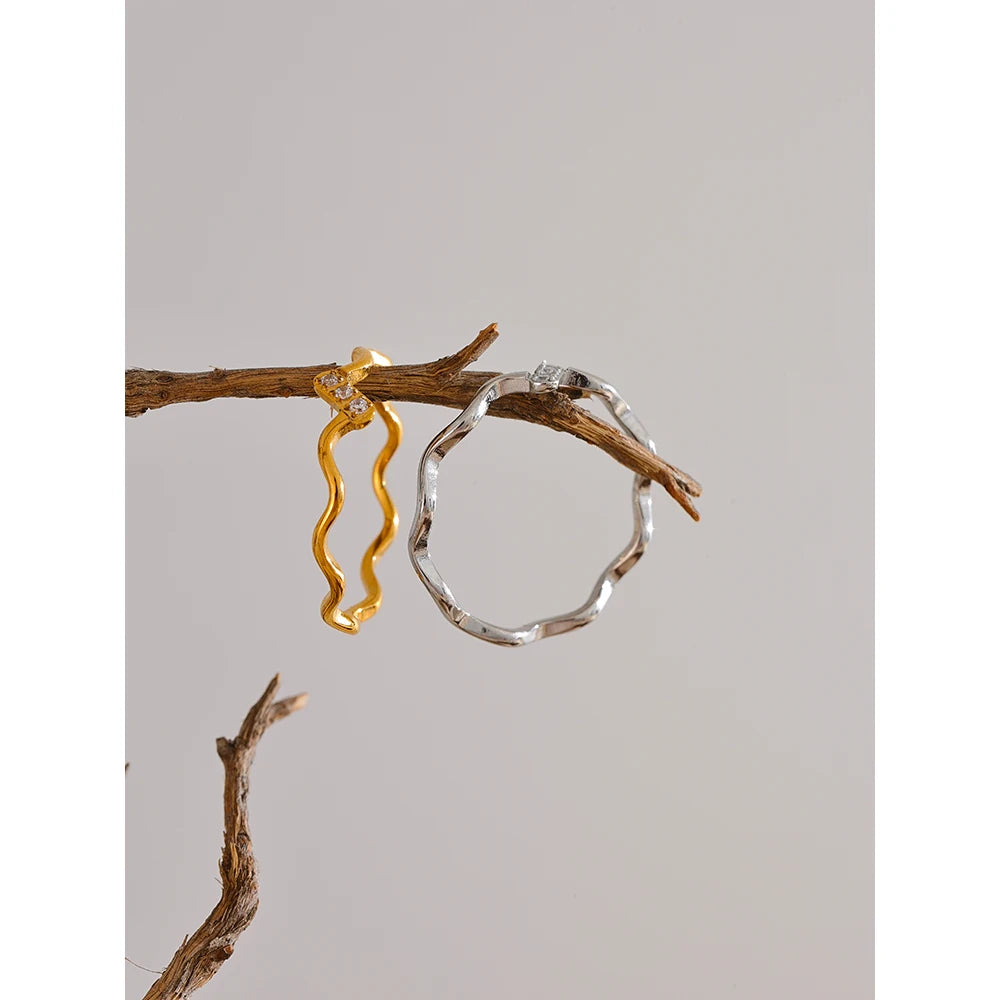 Cubic zirconia minimalist geometric ring in gold-plated stainless steel with cubic zirconia.