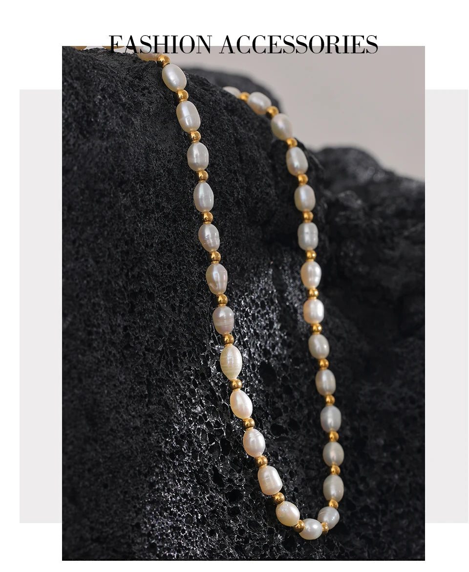 Freshwater pearl geometric necklace in gold-plated stainless steel with freshwater pearl.