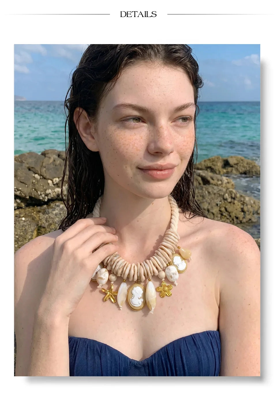 Resin flower geometric necklace in gold-plated stainless steel with resin.