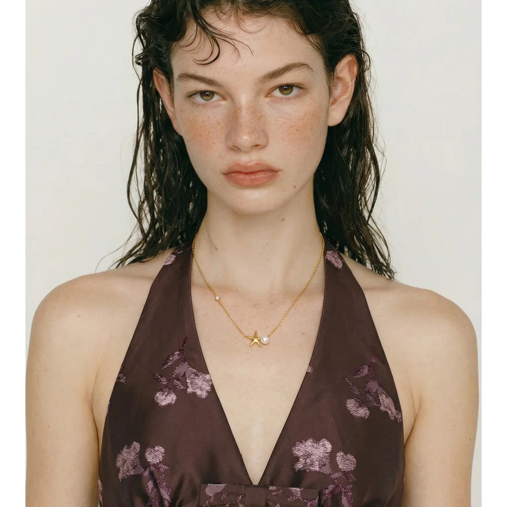 Freshwater pearl star geometric necklace in gold-plated stainless steel with freshwater pearl.