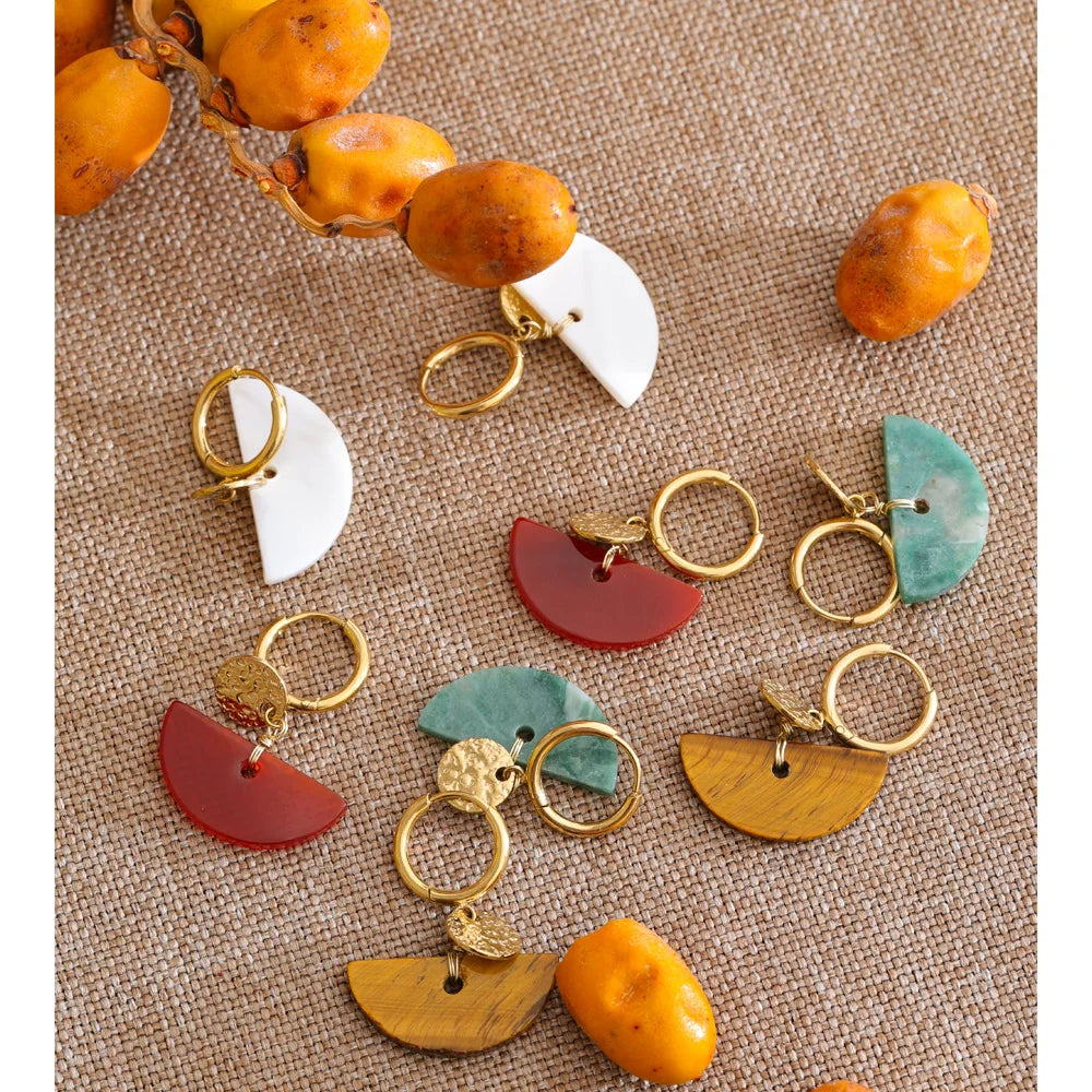 Natural stone geometric earrings in gold-plated stainless steel with natural stone.