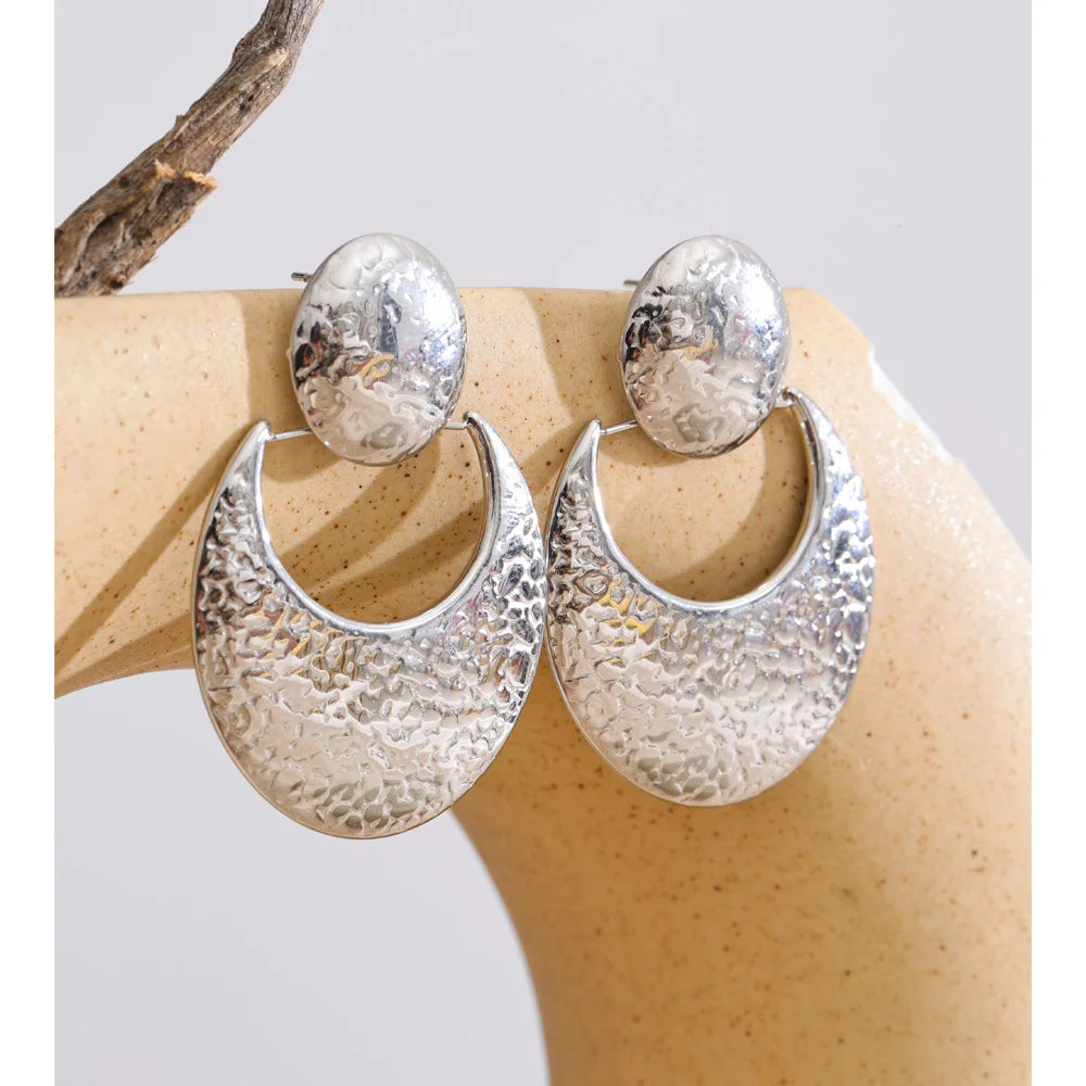 Hammered geometric earrings in gold-plated stainless steel.