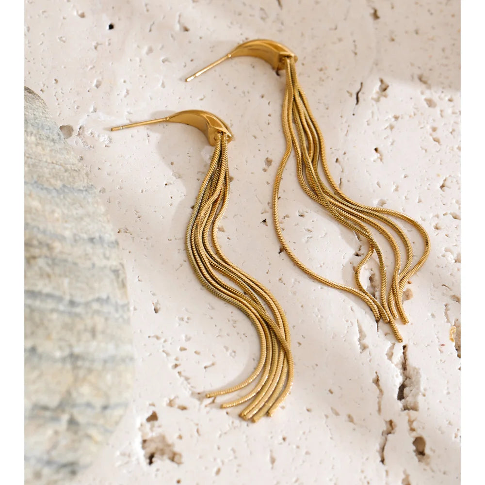 Geometric chain earrings in gold-plated stainless steel.