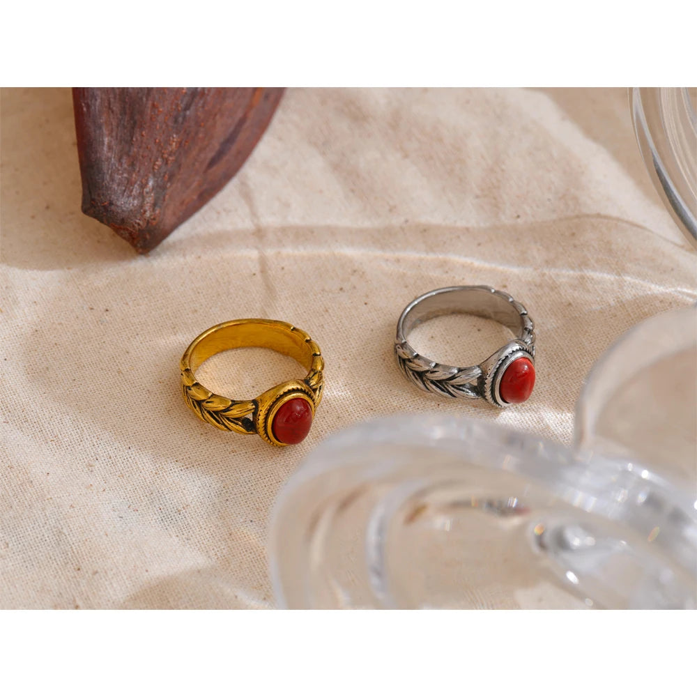 Black natural stone vintage ring in 18K gold-plated stainless steel with natural stone.