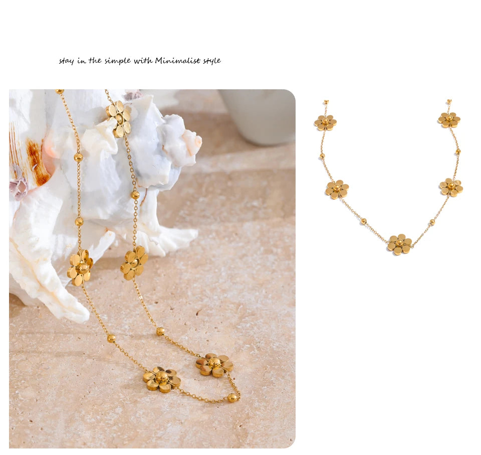 Flower geometric chain necklace in gold-plated stainless steel.