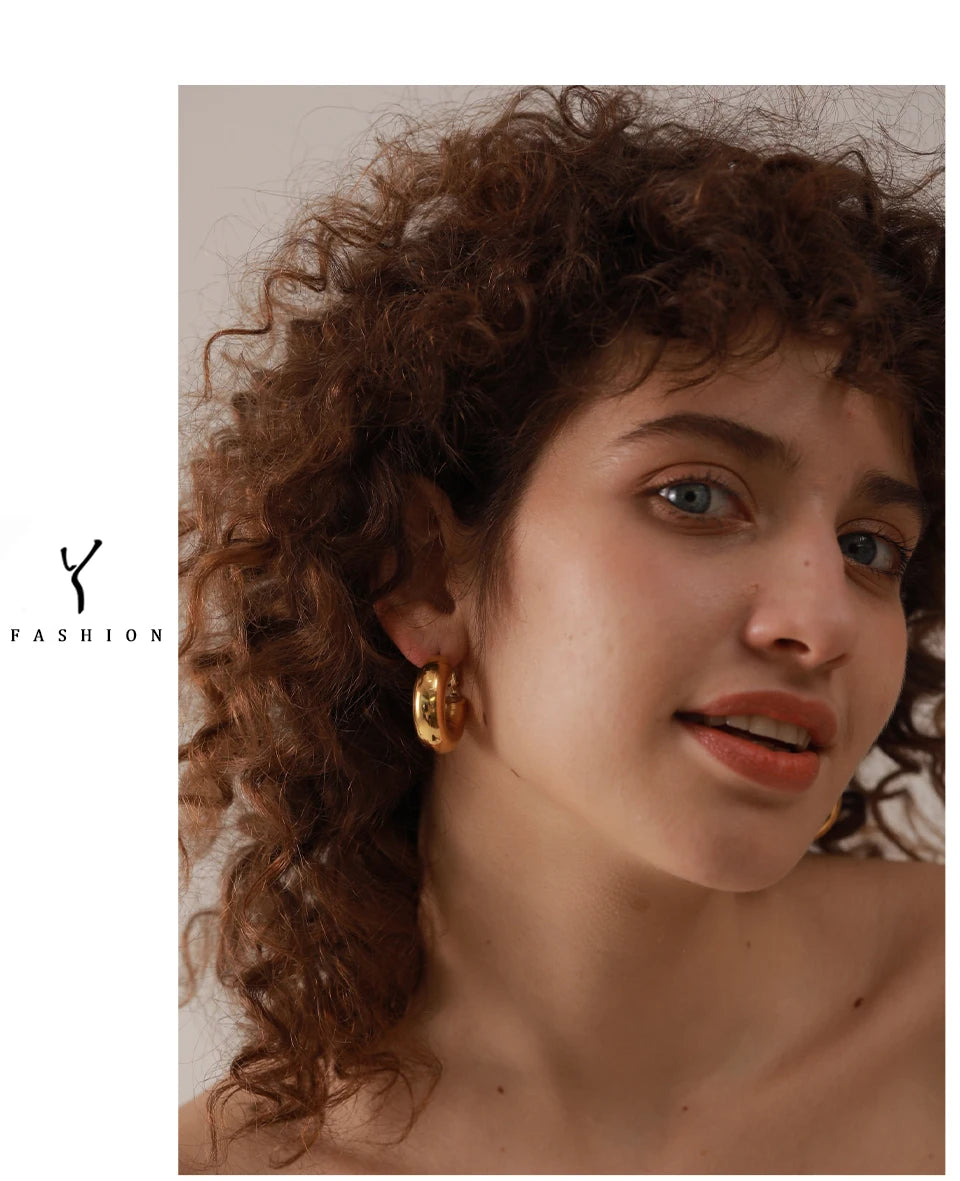 Minimalist geometric earrings in gold-plated stainless steel.