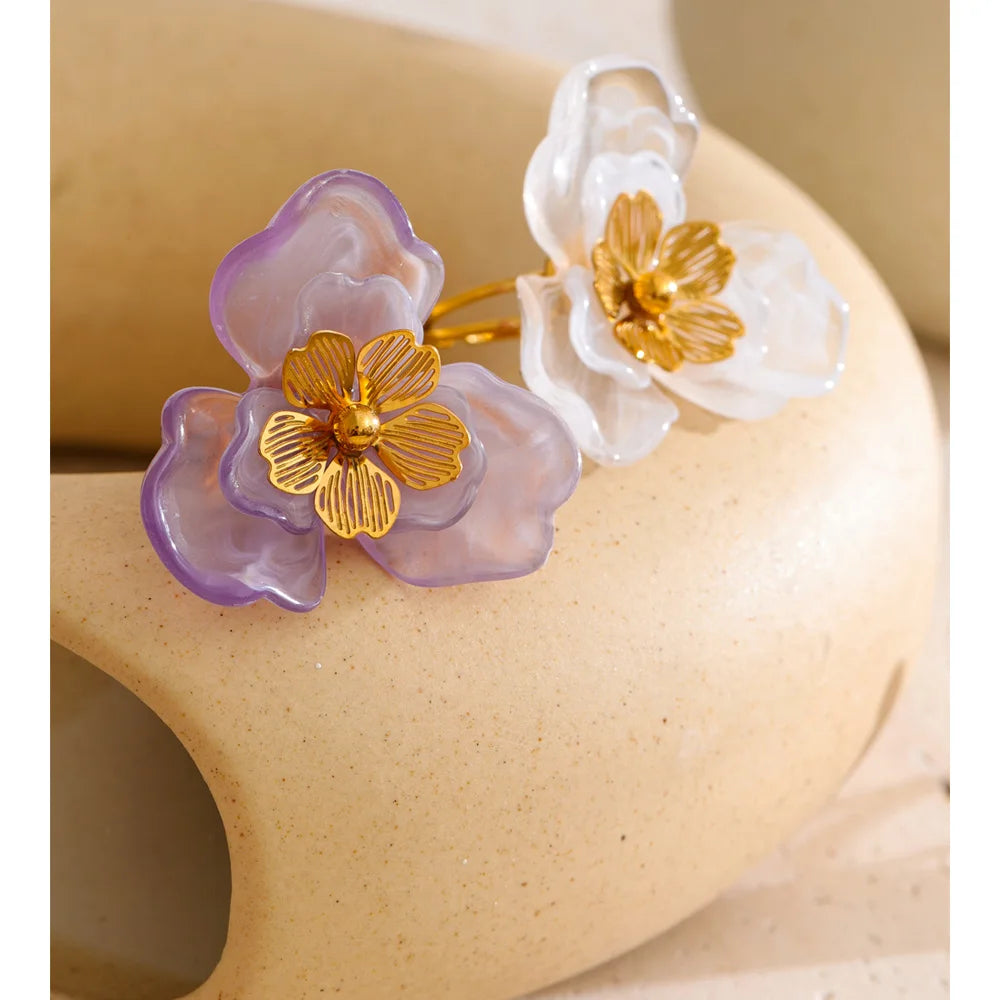 Resin flower ring in 18K gold-plated stainless steel with resin.