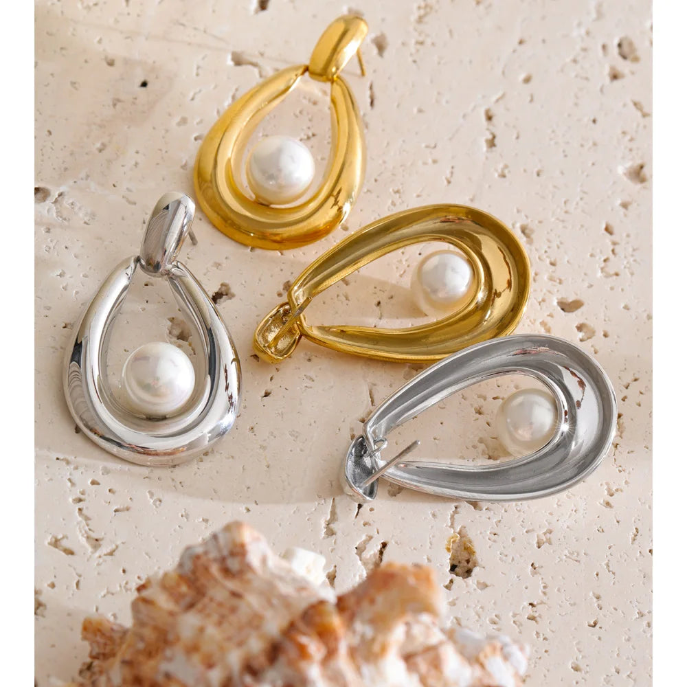 Pearl geometric earrings in gold-plated stainless steel with pearl.