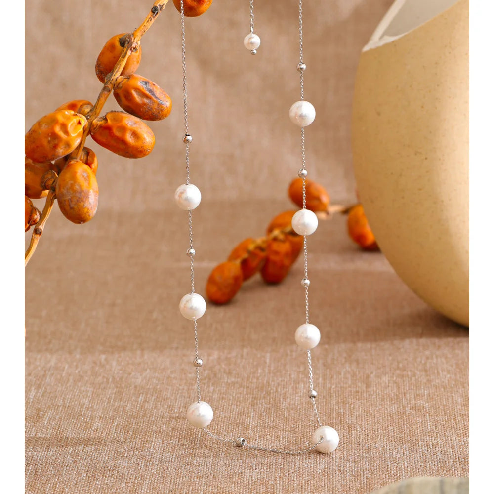 Pearl beaded geometric necklace in gold-plated stainless steel with pearl.