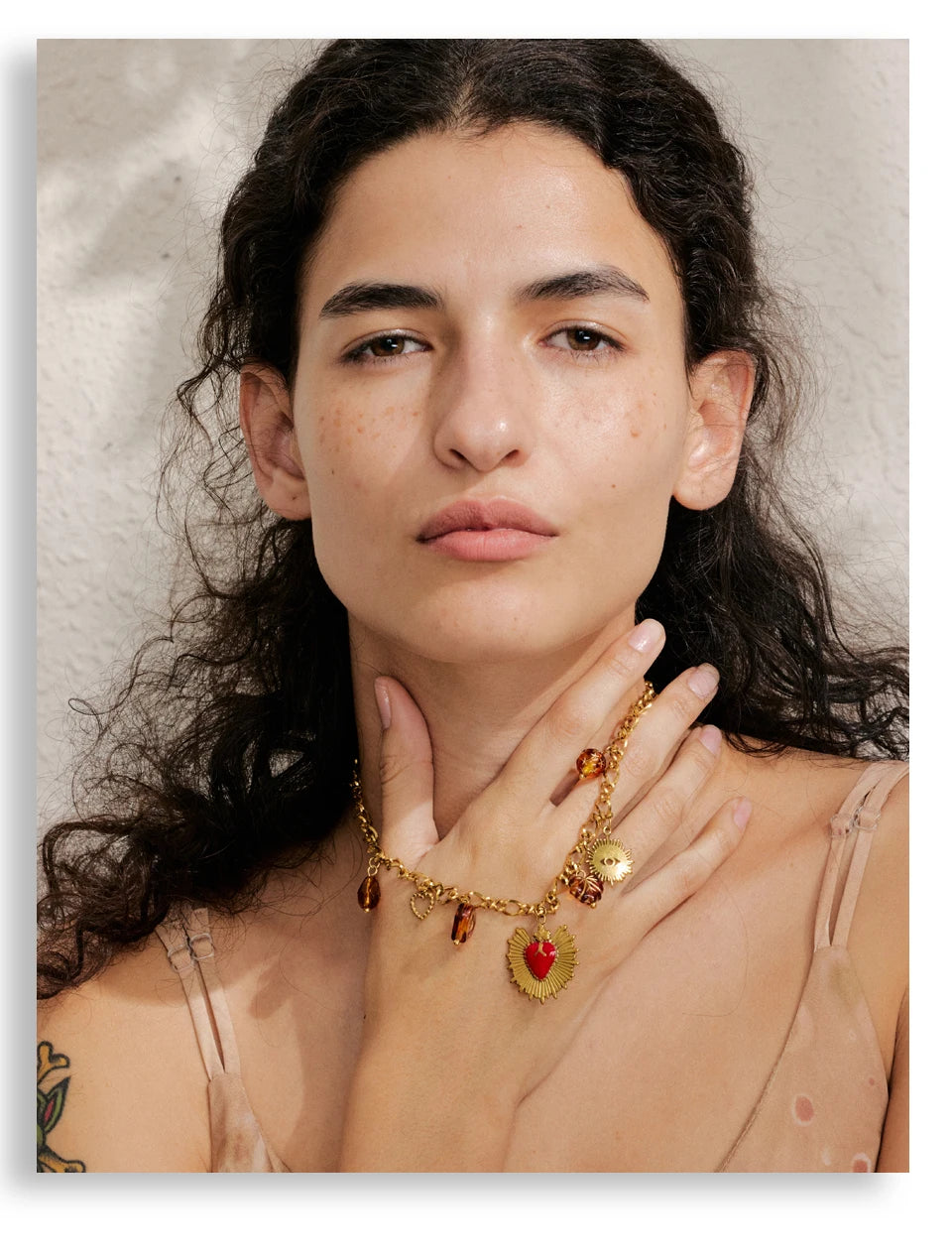Sun geometric necklace in gold-plated stainless steel.