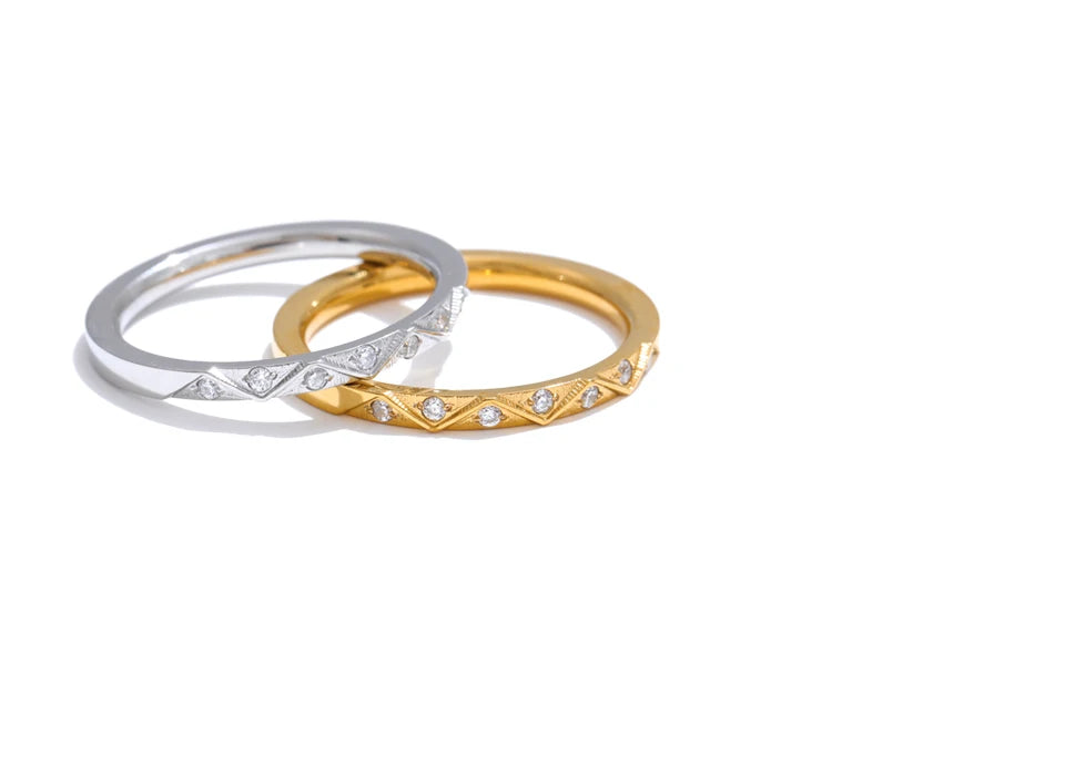 Cubic zirconia geometric ring in gold-plated stainless steel with cubic zirconia.