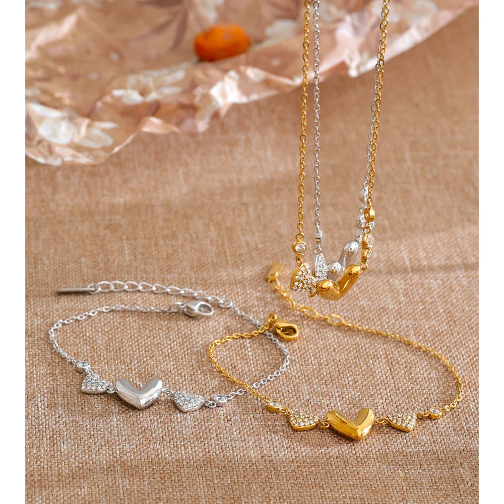 Cubic zirconia heart necklace in gold-plated stainless steel with cubic zirconia.
