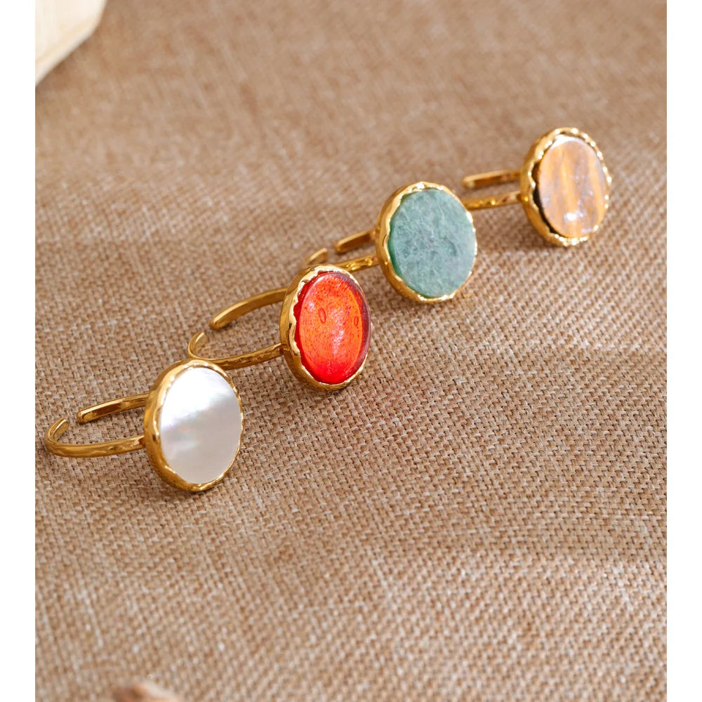 Natural stone geometric ring in 18K gold-plated stainless steel with natural stone.