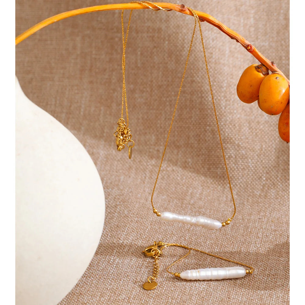 Freshwater pearl geometric chain necklace in gold-plated stainless steel with freshwater pearl.