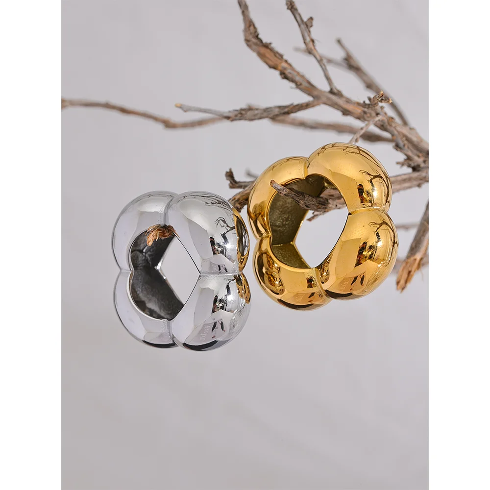Flower geometric ring in 18K gold-plated 316L stainless steel.