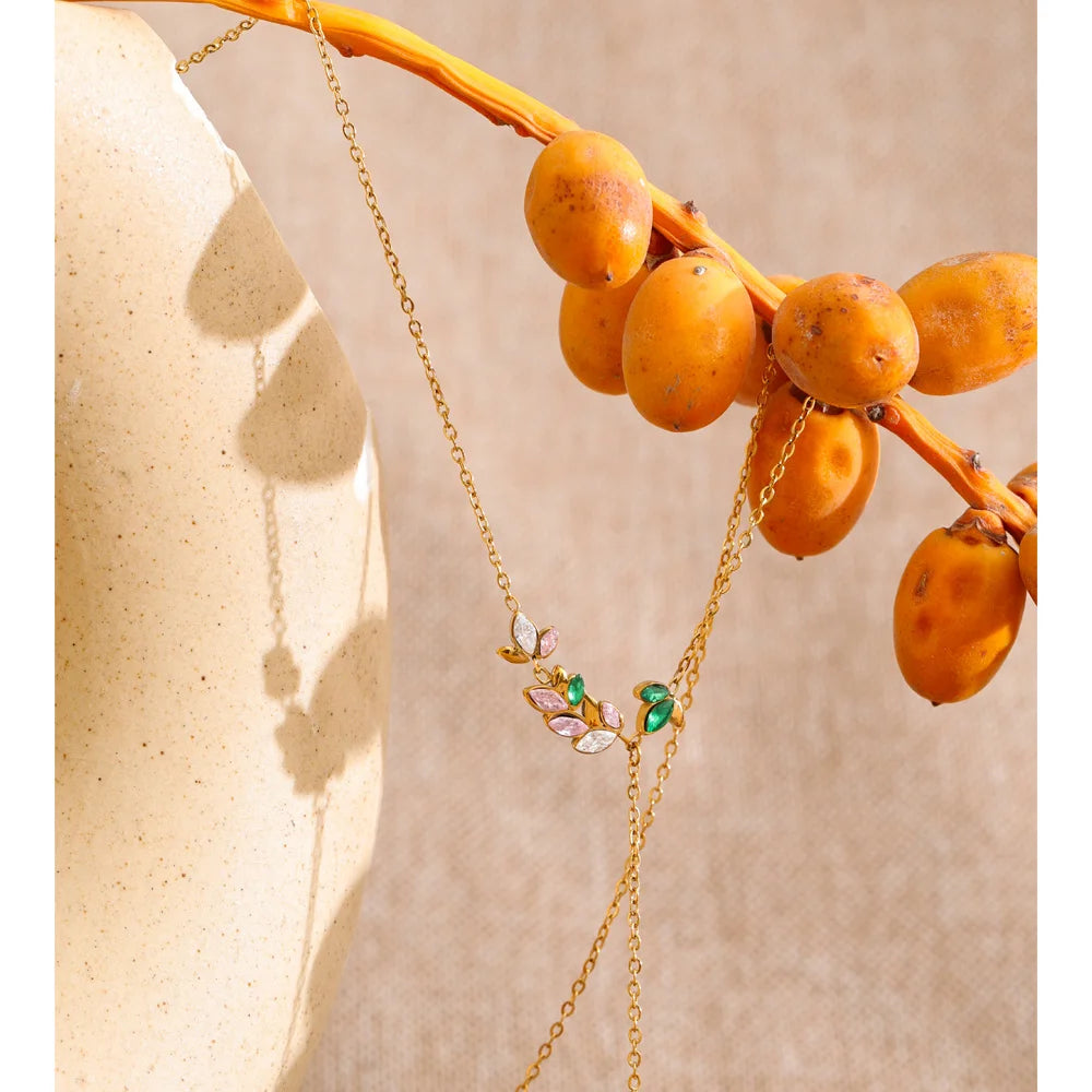 Cubic zirconia necklace in gold-plated stainless steel with cubic zirconia.