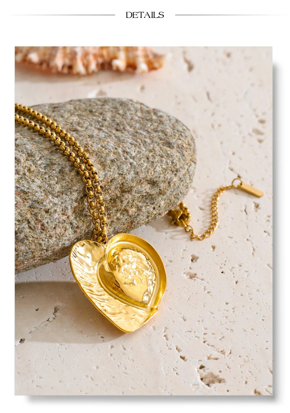 Resin heart necklace in gold-plated stainless steel with resin.
