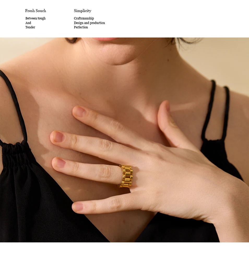 Geometric chain ring in gold-plated stainless steel.