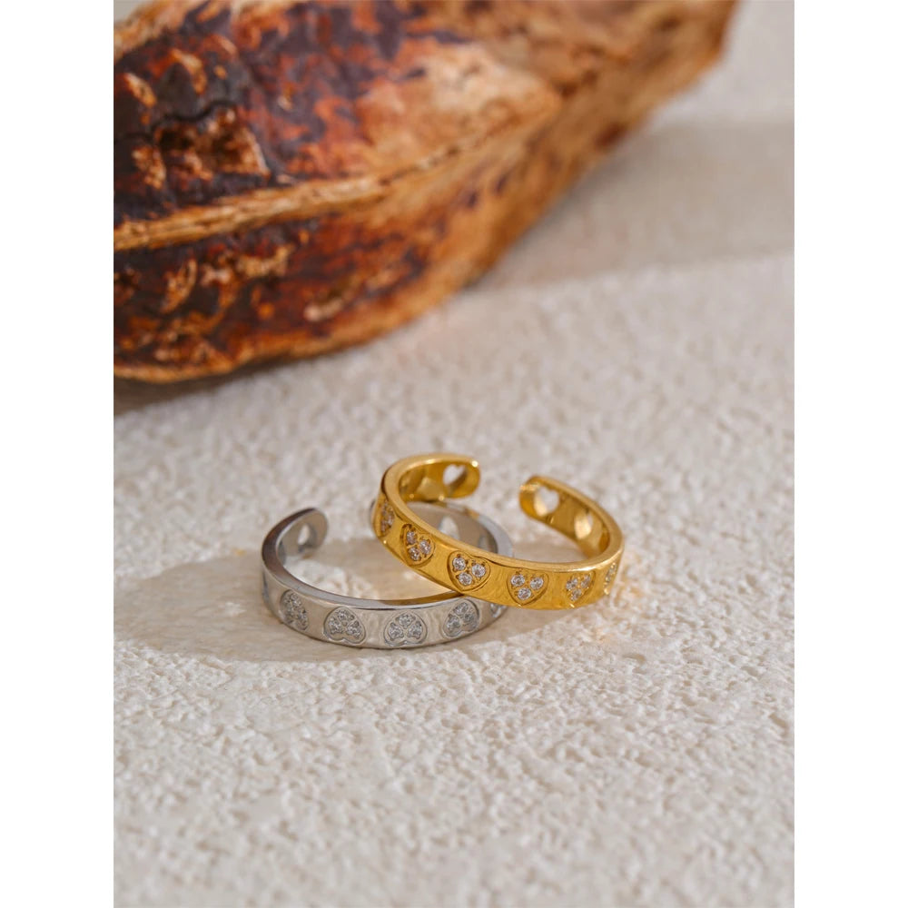 Cubic zirconia heart ring in gold-plated stainless steel with cubic zirconia.