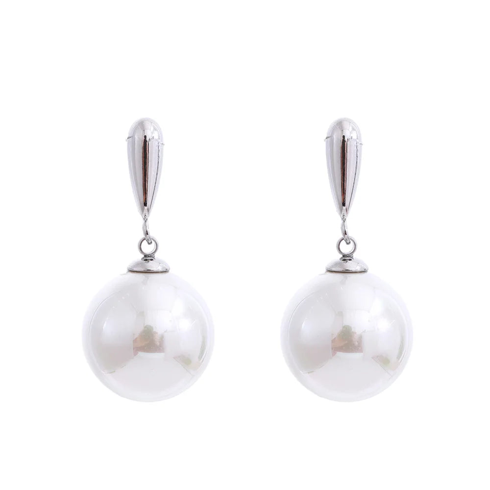 Pearl geometric earrings in gold-plated stainless steel with pearl.