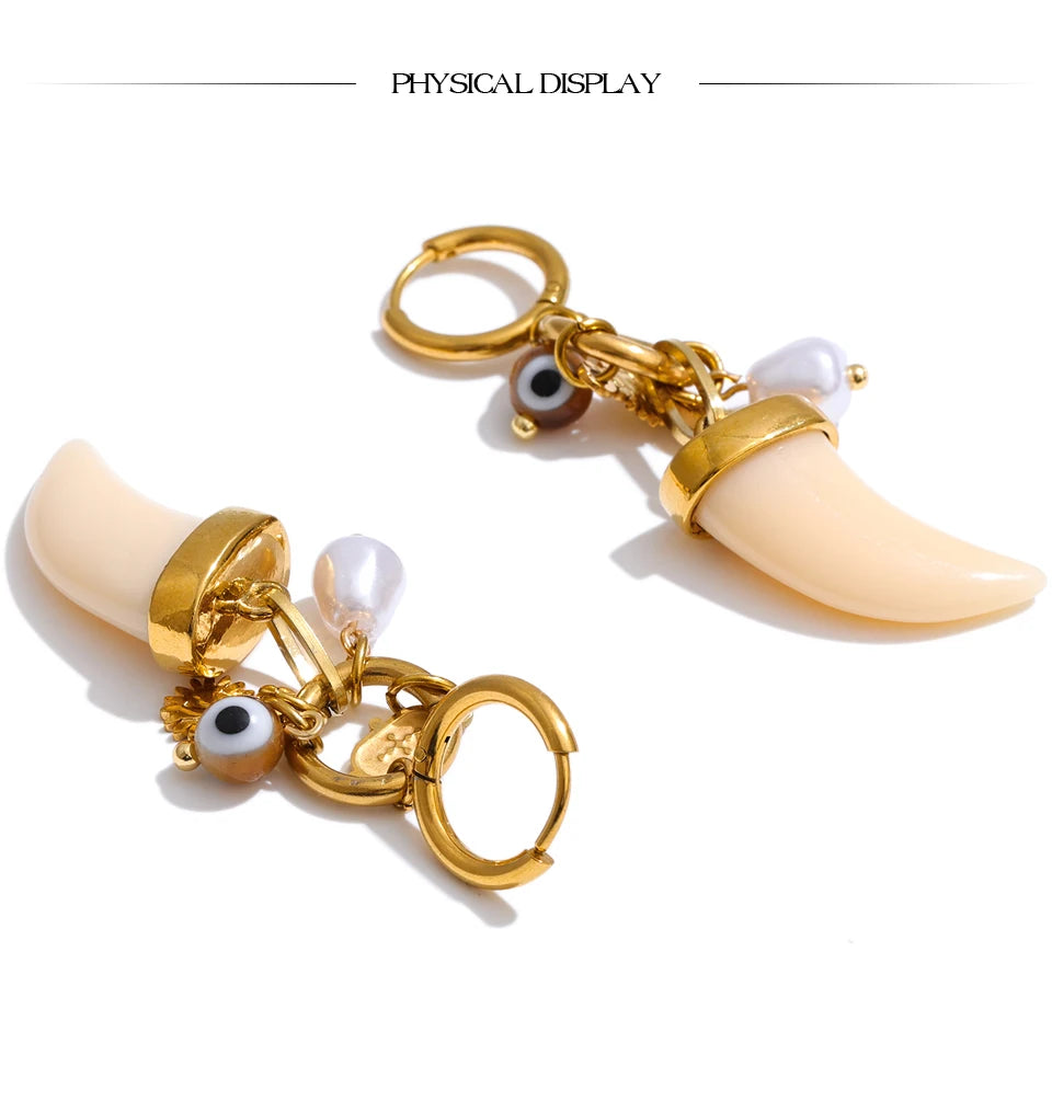 Pearl resin acrylic earrings in gold-plated stainless steel with pearl and resin.