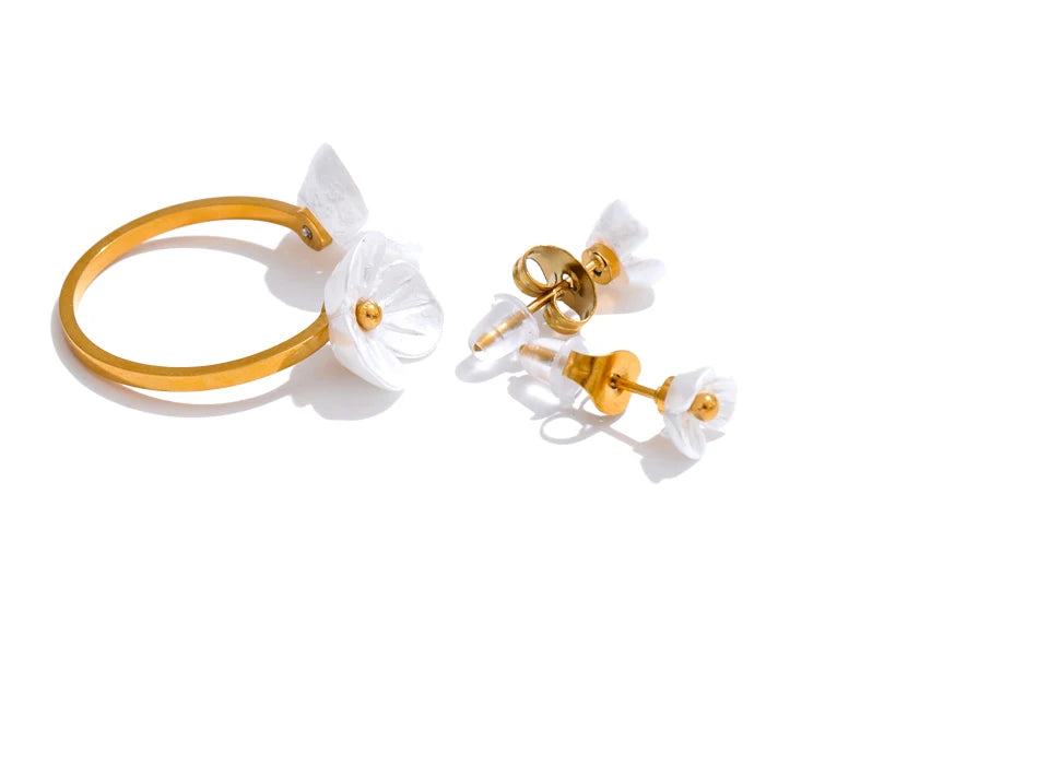Resin flower earrings in gold-plated stainless steel with resin.