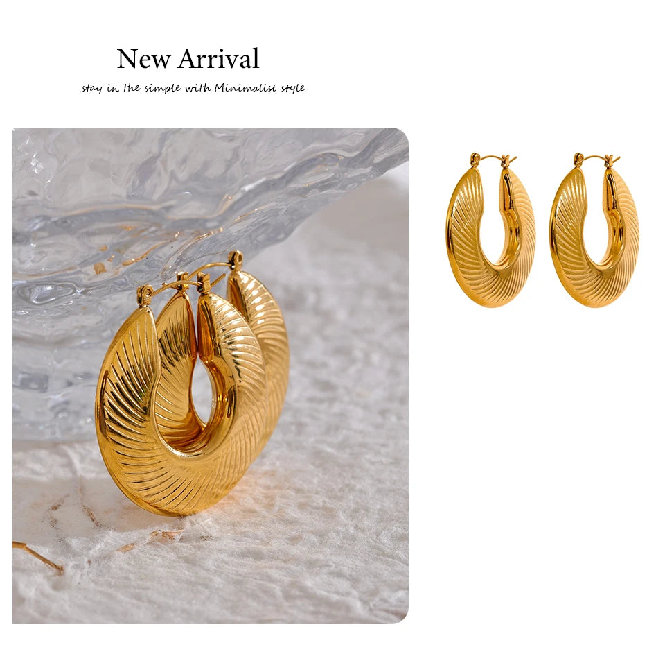 Minimalist geometric earrings in gold-plated stainless steel.