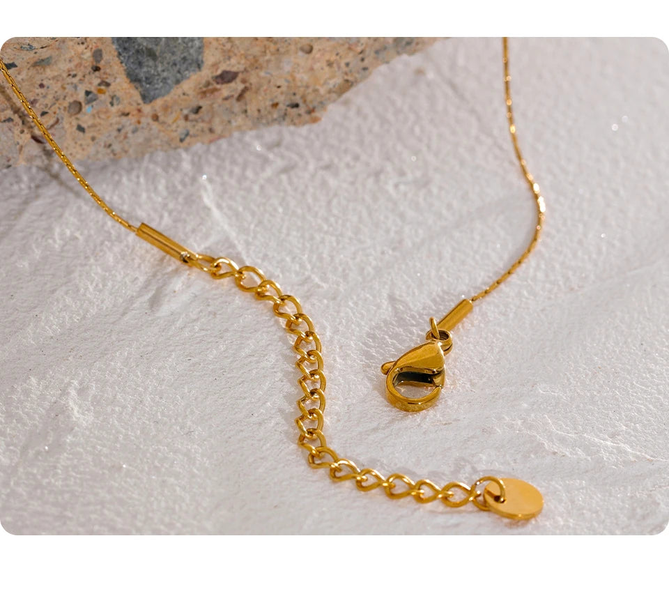 Freshwater pearl geometric necklace in gold-plated stainless steel with freshwater pearl.