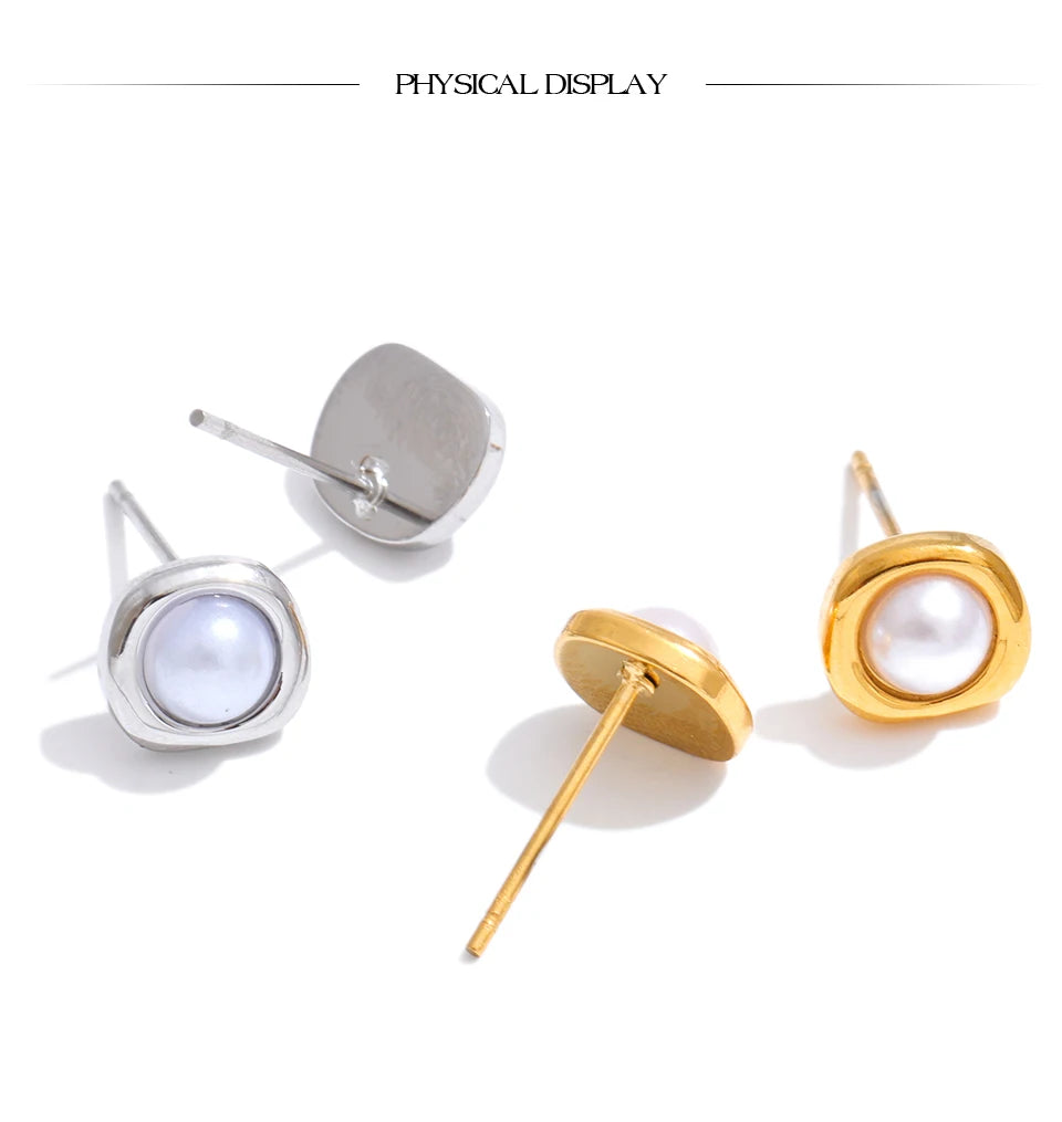 Pearl geometric earrings in gold-plated stainless steel with pearl.